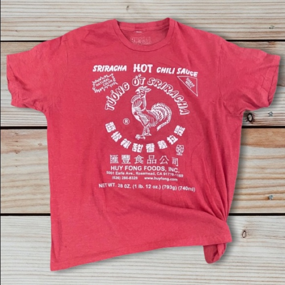 Sriracha graphic t-shirt top tee large